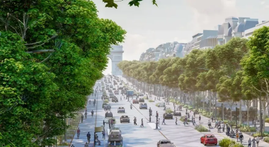 Avenida de los Campos Elíseos con tráfico y peatones, flanqueada por árboles frondosos y edificios parisinos.