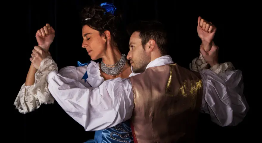 Un homme en gilet doré et une femme en robe bleue, coiffée d'un ruban, semblent danser ou se débattre. Leurs mains sont entrelacées, évoquant une scène de Renée Pelagie de Sade.