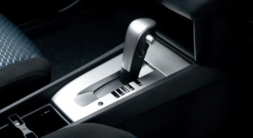 Interno auto con leva cambio automatico CVT. Le posizioni sono P, R, N, D, L.