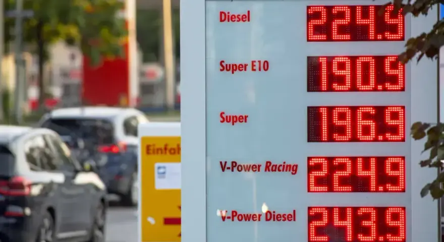 Cena benzyny w Niemczech: Diesel 224.9, Super E10 190.9, Super 196.9. Kierowcy tankują, obserwując rosnące ceny.