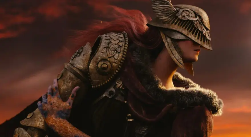 Malenia, la Espada de Miquella de Elden Ring, con su armadura dorada y cabello rojo, se alza contra un cielo anaranjado.