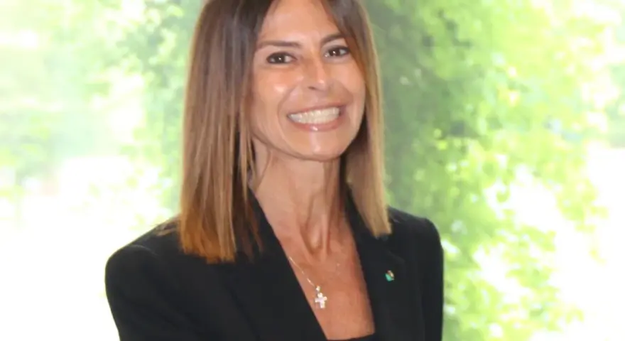 Giuseppina di Foggia, sorridente, con giacca nera e collana a croce. Forse il marito è dietro le quinte.