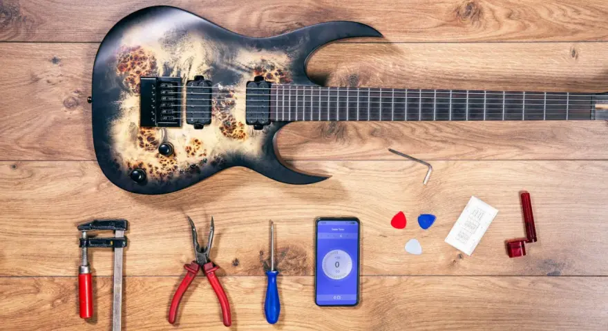 E-Gitarre aufbau: Werkzeuge, Plektren, Stimmgerät-App und ein Inbusschlüssel liegen bereit.