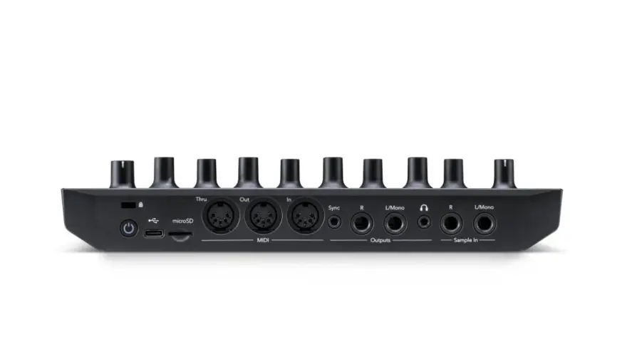 Tył urządzenia Novation Circuit Rhythm z portami MIDI, USB, microSD i wejściami/wyjściami audio.