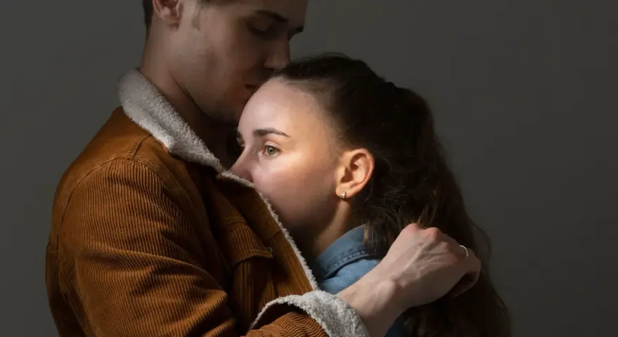 Un homme enlace une femme, son front posé sur le sien. Une étreinte qui pourrait enseigner comment ne plus souffrir en amour.