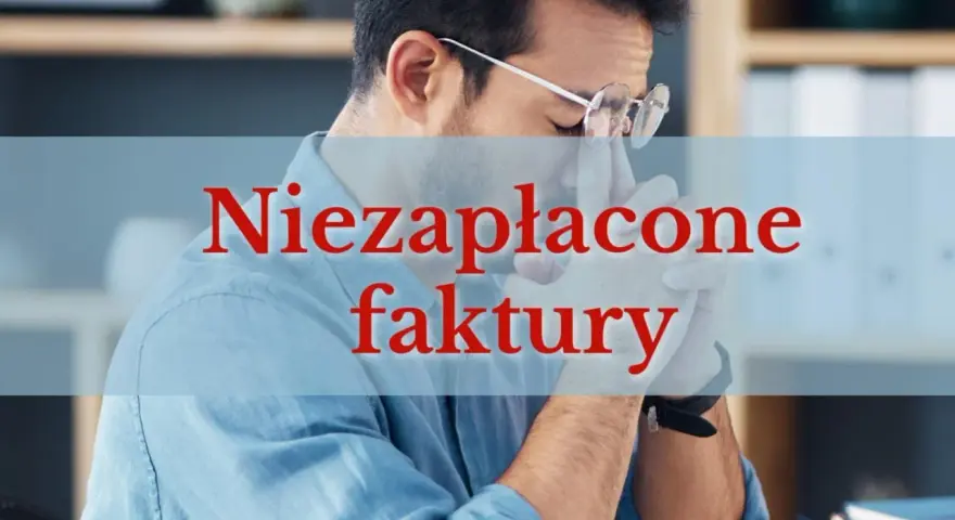 Zmartwiony mężczyzna z okularami, nad którym widnieje napis "Niezapłacone faktury". Może to symbolizować sprawę w sądzie o niezapłacone faktury.