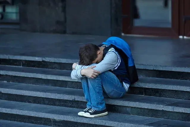 Problemy psychiczne nastolatków: objawy, które mogą zaniepokoić rodziców