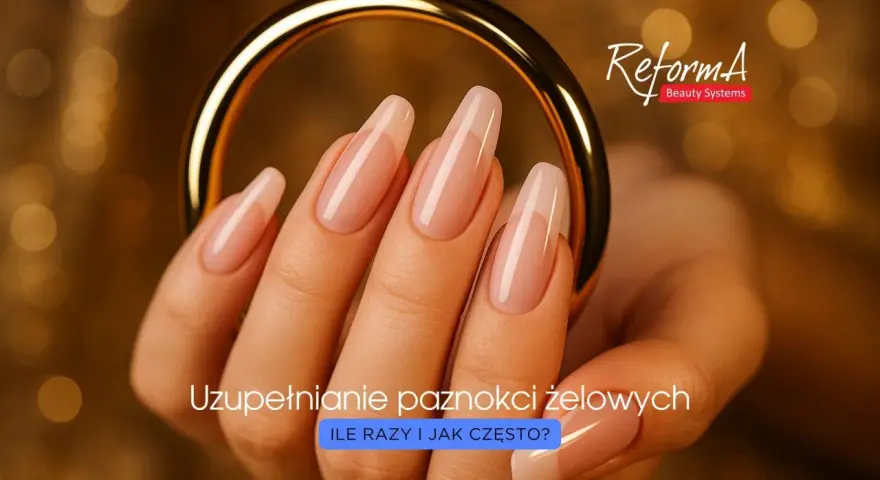 Dłoń z perfekcyjnie wykonanymi paznokciami żelowymi w odcieniu nude, otoczona złotą obręczą. Tekst: "Uzupełnianie paznokci żelowych".