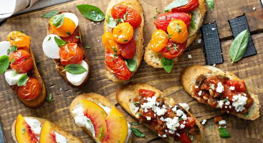 Letnia uczta: bruschetty z pomidorkami i mozzarellą, brzoskwiniami i fetą, a także z warzywnym ragout. Idealne co na grilla!
