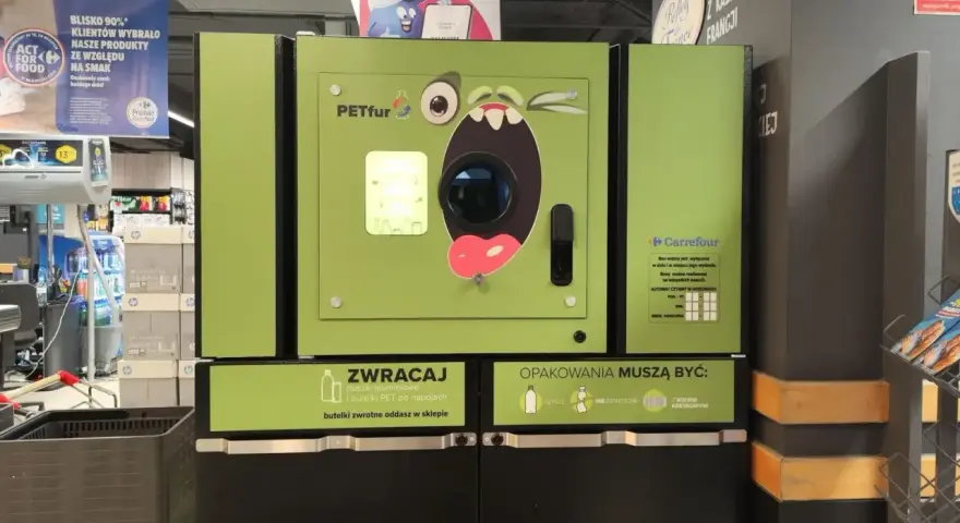 Zielony automat PETfur w sklepie Carrefour, gdzie oddać butelki bezzwrotne i puszki aluminiowe.