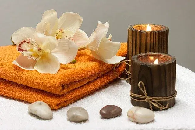 Jak świeca lawendowa może odmienić Twoje domowe SPA?