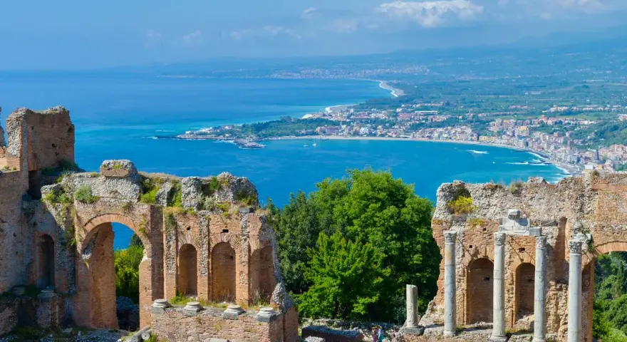 Rovine antiche con vista sul mare blu e la costa di Giardini Naxos Taormina.