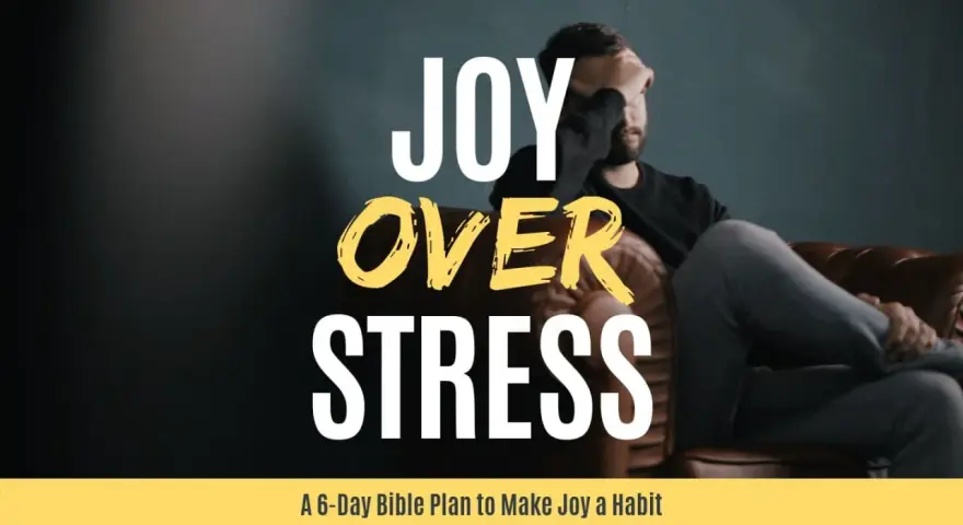 Mężczyzna siedzi przygnębiony, ale tekst "JOY OVER STRESS" i odniesienie do flp 4 13 sugerują, że siła do pokonania stresu pochodzi z wiary.