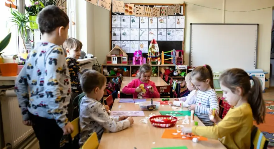 Dzieci tworzą prace plastyczne podczas rekrutacji uzupełniającej do przedszkola.