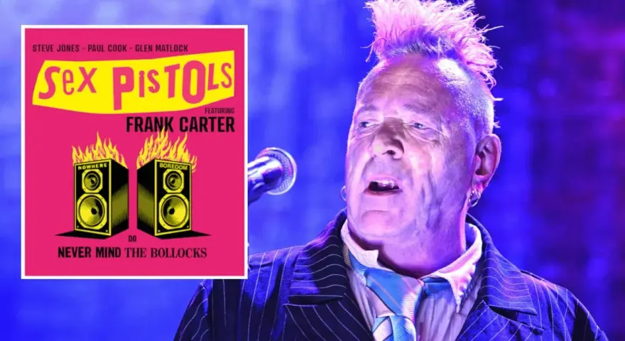Le chanteur des Sex Pistols, Johnny Rotten, sur scène, avec la pochette de l'album "Never Mind the Bollocks" superposée.