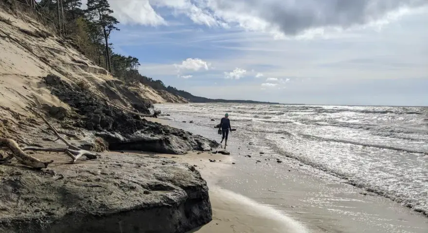 Spacerem po plaży w **orzechowo** wietrznego dnia. Falujące morze i piaszczyste wydmy tworzą malowniczy krajobraz.