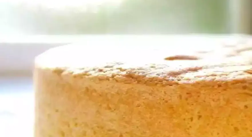 Un gâteau moelleux, parfait pour une recette génoise. Sa texture aérienne promet un délice.