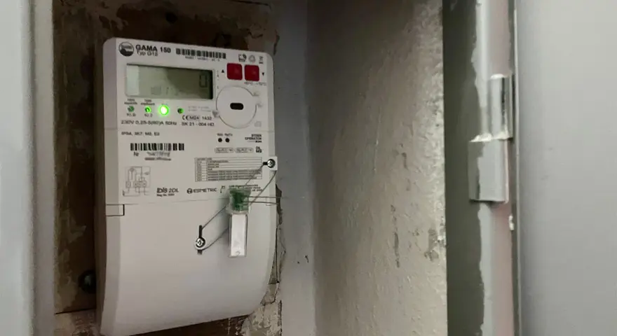 Licznik gama 150 typ g15, widoczny na zdjęciu, to nowoczesne urządzenie do pomiaru zużycia energii elektrycznej.