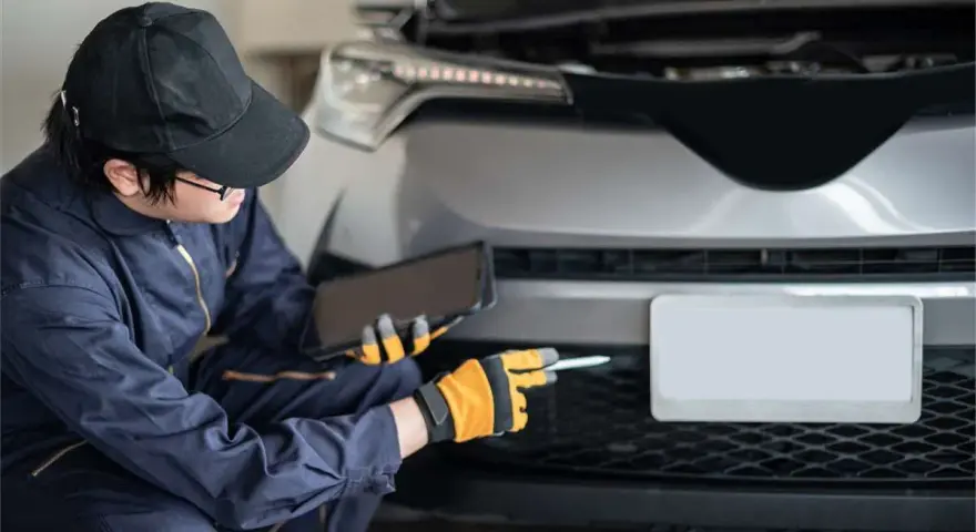 Meccanico con tablet controlla la targa smarrita. Posso circolare?