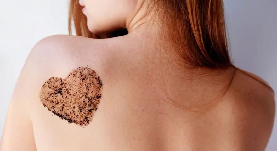 Serce z peelingu na plecach. Dowiedz się, jak często robić peeling enzymatyczny dla zdrowej skóry.