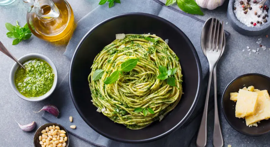 Spaghetti z pesto, czosnkiem, orzeszkami pinii i parmezanem.