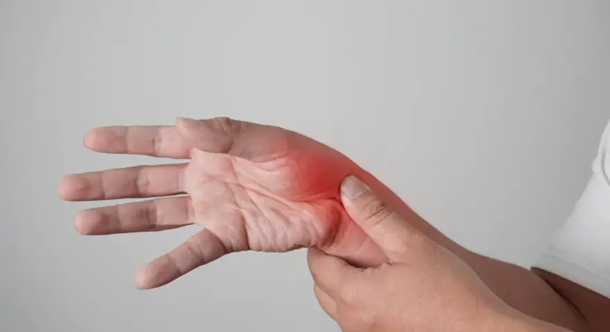 Main douloureuse, avec une zone rouge vif indiquant une possible fracture de fatigue main.