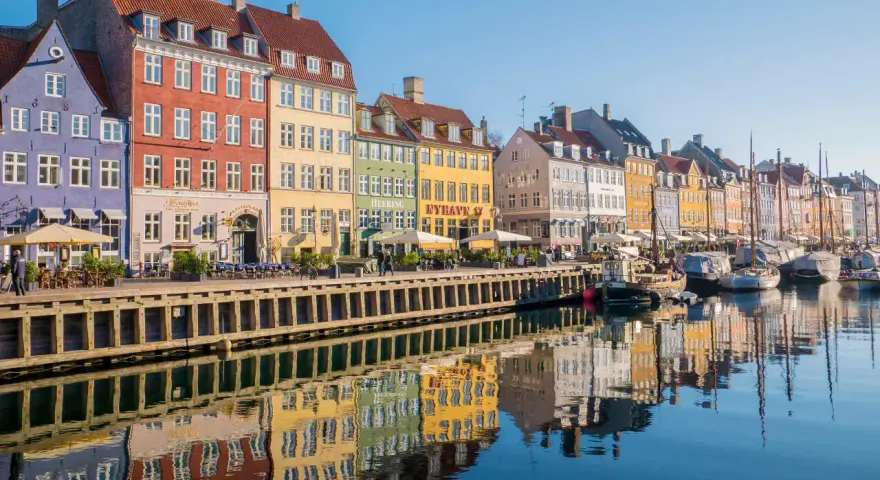 Kolorowe kamienice nad kanałem w Kopenhadze, tuż obok Nyhavn, gdzie można poczuć atmosferę jak w muzeum narodowym Kopenhaga.