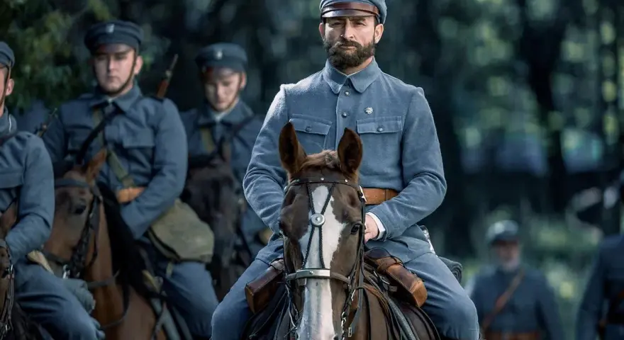 Żołnierze w historycznych mundurach na koniach. Czy to krotochwila co to? Nie, to poważna scena z przeszłości.