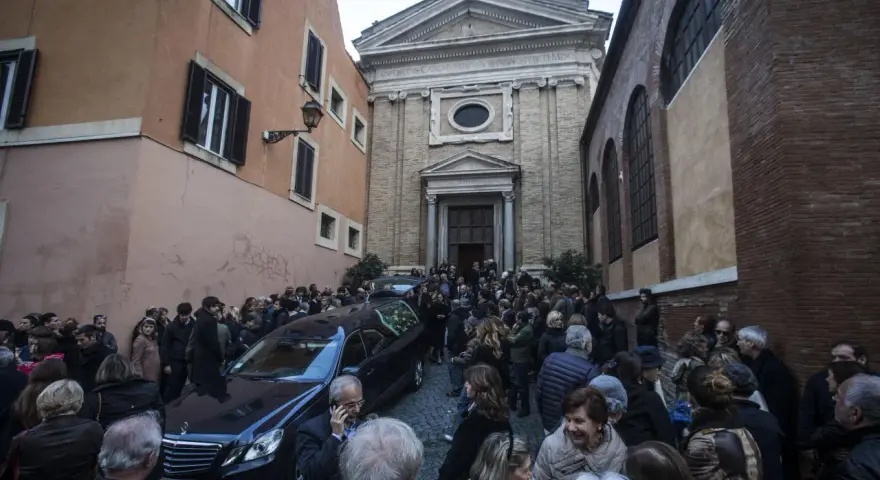 Funeral procession in Rome. The causa morte di Manuel De Sica remains unknown, but the crowd gathers to pay their respects.