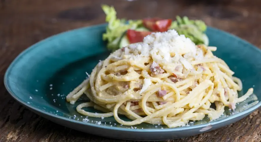 Pyszne spaghetti carbonara posypane startym serem. Szukasz, czym zastąpić ser pecorino? Ten klasyk z pewnością Cię zachwyci.