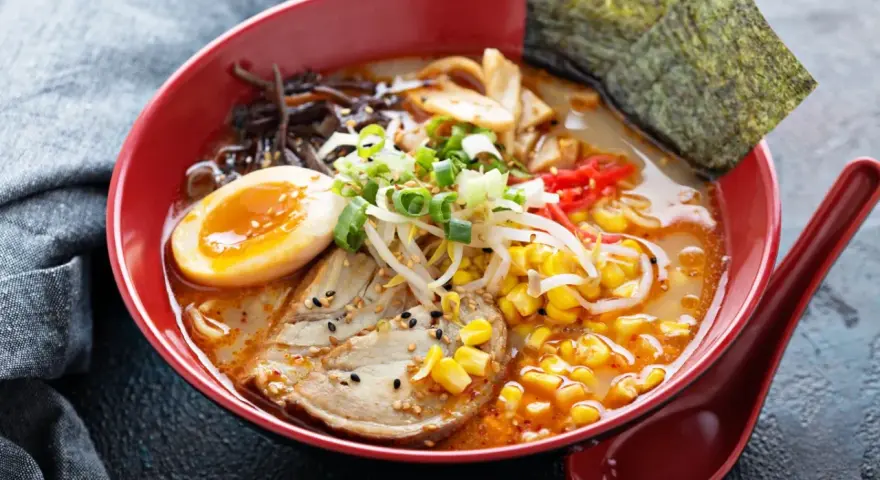 Czy ramen jest zdrowy? Ekspertka radzi, jak jeść bez wyrzutów.