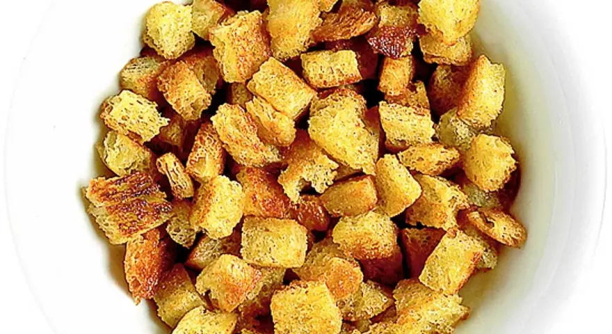 En skål med gyllene krutonger i ugn, perfekta för soppan eller salladen.