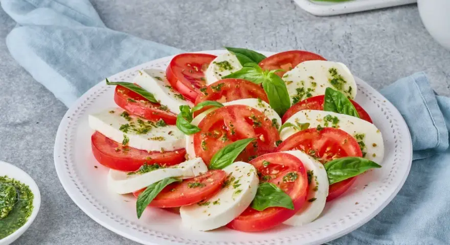 Perfekcyjny sos do pomidorów z mozzarellą: Klasyka i kreatywne idee