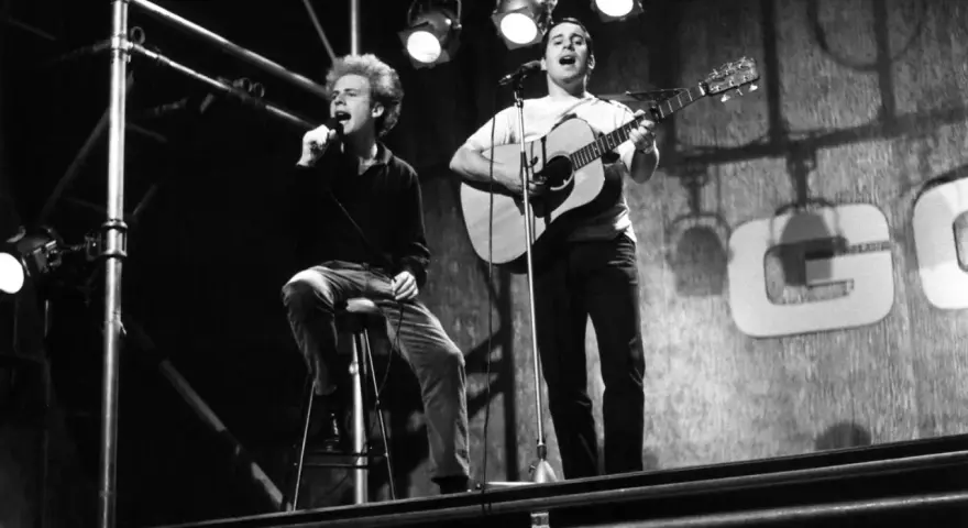 Simon & Garfunkel singen "Mrs. Robinson" auf der Bühne.