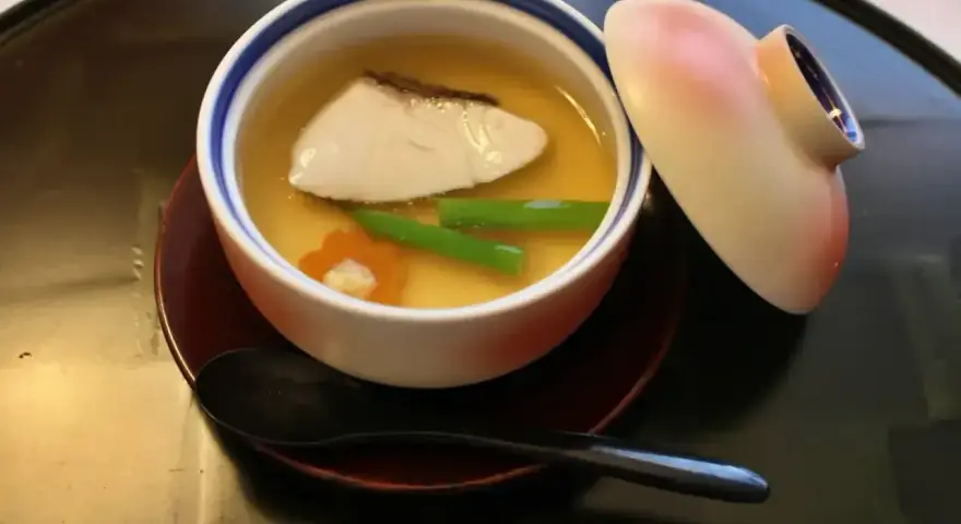 Delikatne danie z rybą i warzywami w bulionie dashi. Idealne do domowego przepisu.