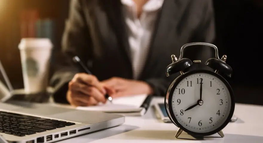 Zegar pokazuje 8:00. Zastanawiasz się, ile to godzin przy 3/4 etatu?