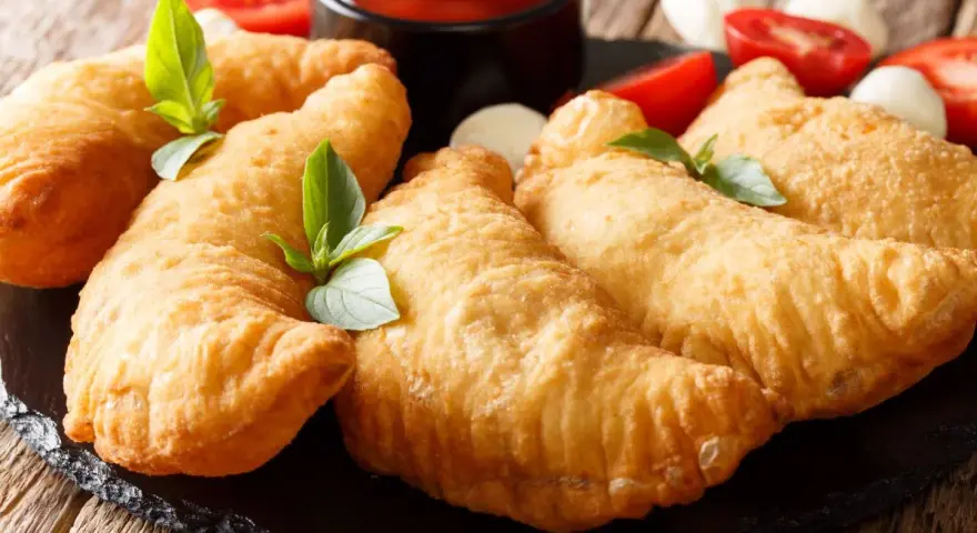 Złociste panzerotti, idealne na przekąskę. Ten przepis na panzerotti jest prosty i szybki.