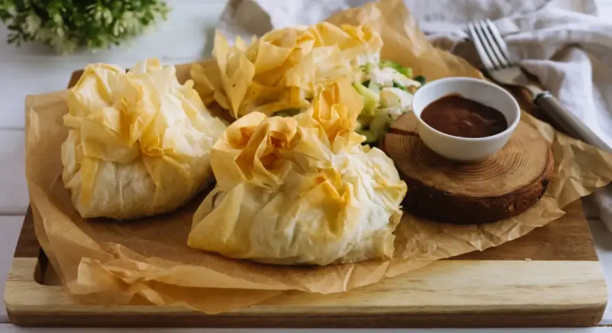 Délicieux feuilletés de pâte filo, parfaits pour une recette facile et rapide. Accompagnés d'une sauce savoureuse.