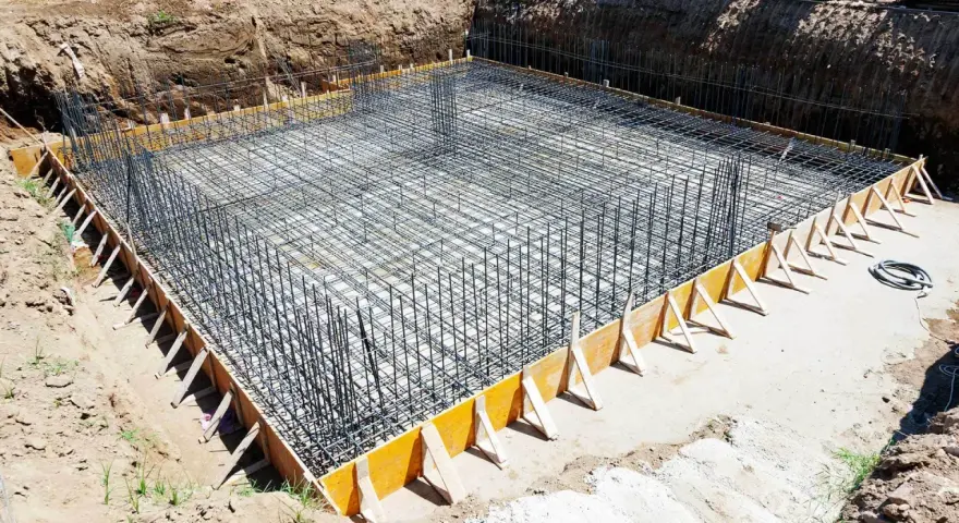 Siatka zbrojeniowa gotowa do zalania betonem. Tak wygląda fundament, gdy wiesz, jak zrobić zbrojenie.