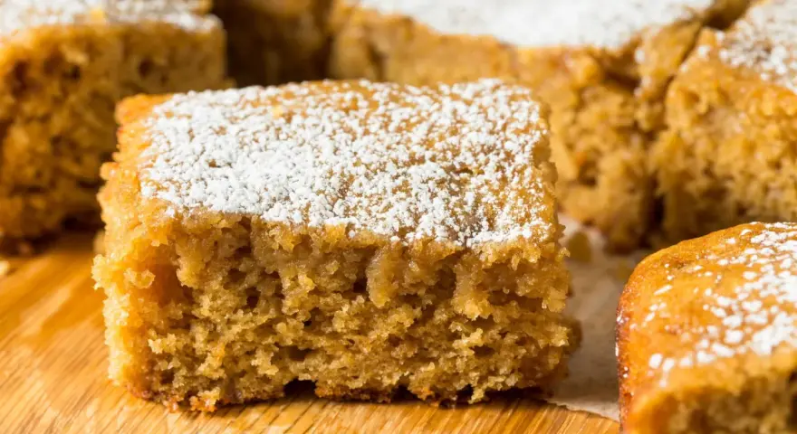 Saftiger Kuchen, bestäubt mit Puderzucker. Ein schneller Genuss, der Lust auf mehr macht.