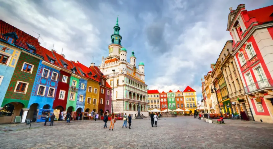 Kolorowy Rynek w Poznaniu, idealne miejsce, by zobaczyć, co zwiedzić w Poznaniu. Ratusz i kamieniczki zachwycają.