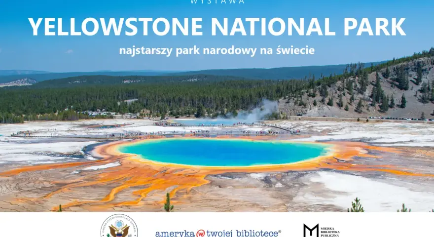 Widok na gorące źródło Grand Prismatic Spring w Parku Narodowym Yellowstone z turystami na drewnianych kładkach.