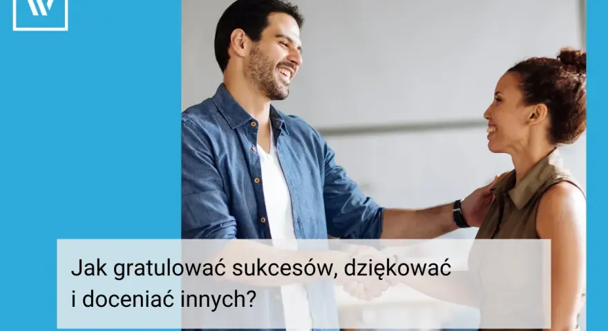 Mężczyzna i kobieta uśmiechają się do siebie, ściskając dłonie. On kładzie dłoń na jej ramieniu. Gratuluję i życzę dalszych sukcesów!