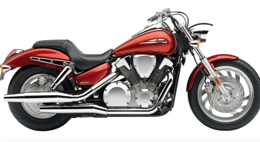 Czerwony motocykl Honda VTX 1300 z chromowanymi elementami i potężnym silnikiem V-twin.