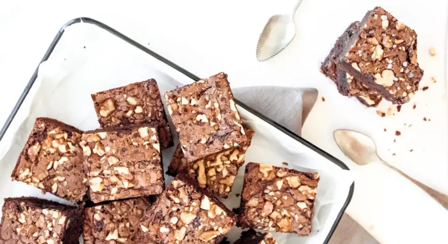 Deliciosos trozos de brownie con nueces, listos para disfrutar.