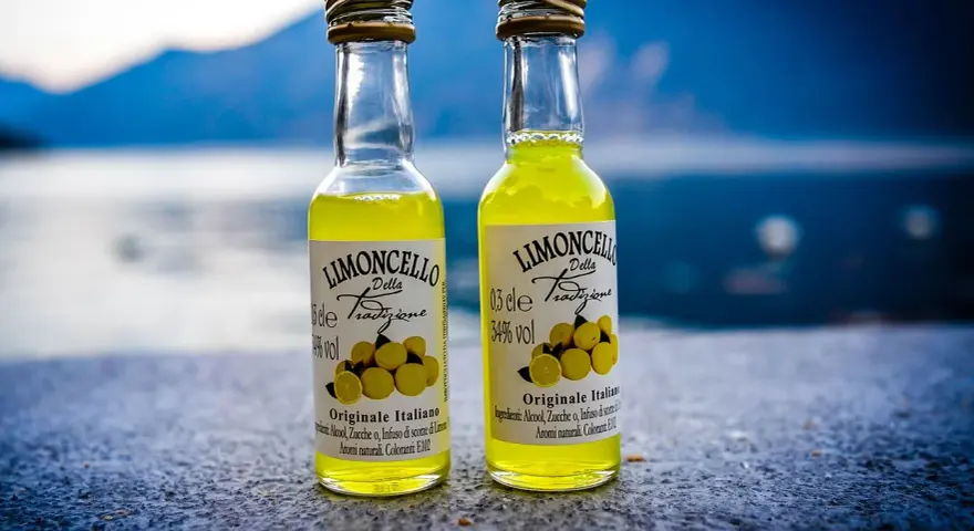 Dwie małe buteleczki limoncello Della Tradizione, idealne do degustacji. Jak pić limoncello? Schłodzone, prosto z lodówki!