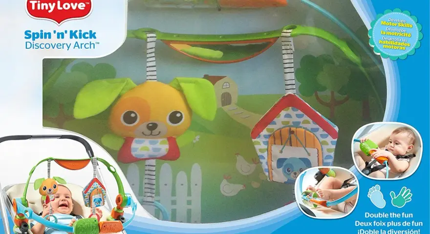 Pałąk Tiny Love Spin 'n' Kick z zabawkami dla niemowląt. Wesoły piesek i domek zachęcają do zabawy.
