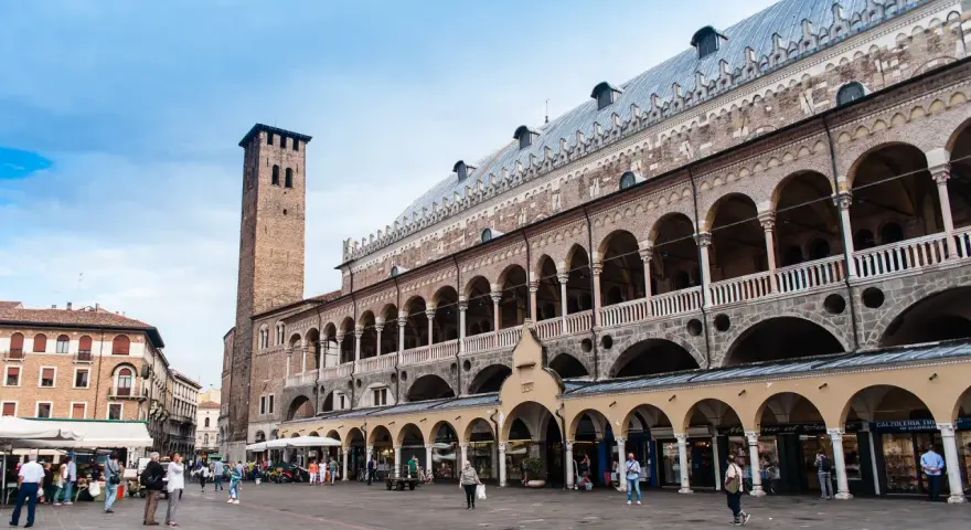 Piazza dei Signori a Padova, con la sua imponente loggia e la torre, è un luogo ideale per scoprire i musei della città.
