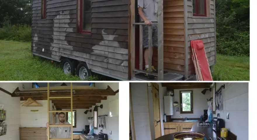 Homme devant sa maison sur roulette. L'intérieur révèle une cuisine et un lit en mezzanine.