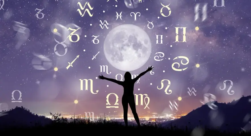 Sylwetka osoby z rozłożonymi rękami pod księżycem i znakami zodiaku. Może to być wizualizacja, gdy **bliźnięta kiedy urodziny** świętują pod gwiazdami.